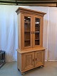 Skab med vitrineoverdel Kr. 3200,-